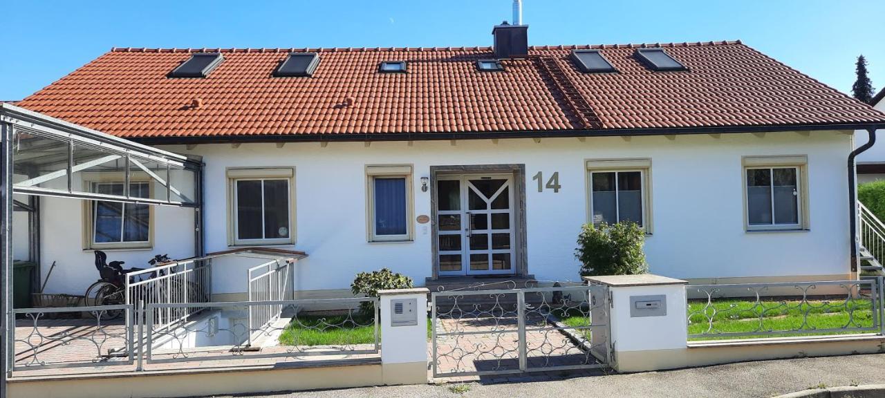 Helle Souterrainwohnung Naehe Flughafen, Landshut Und Muenchen 1 Bis 5 Personen Bruckberg Exterior foto